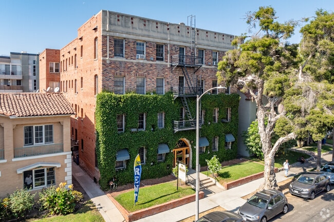 Building Photo - 611 S Cloverdale Ave
