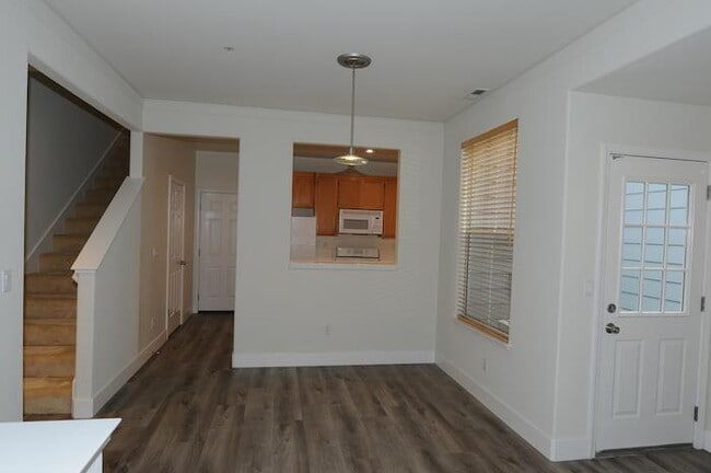 Building Photo - 305 Saturn Terrace