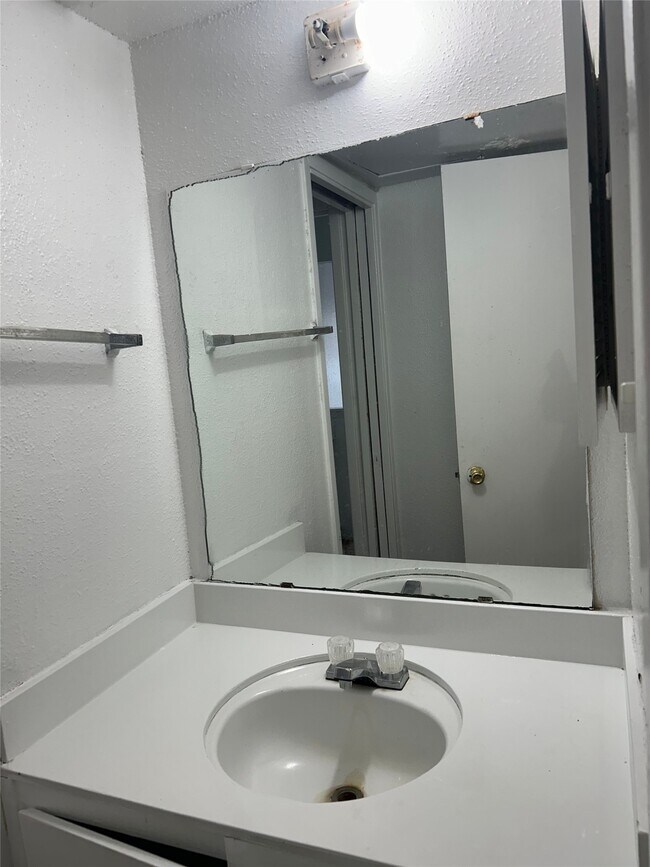 Foto del edificio - 6200 W Tidwell Rd