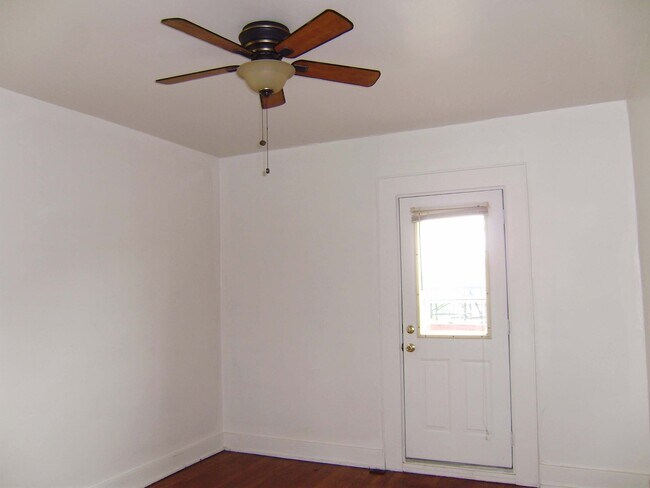 Foto del edificio - 5623 Woodmont St