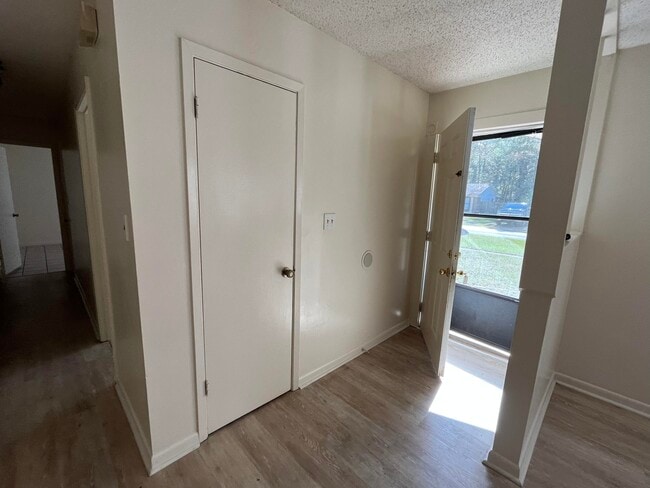 Building Photo - 841 Meadow Ln
