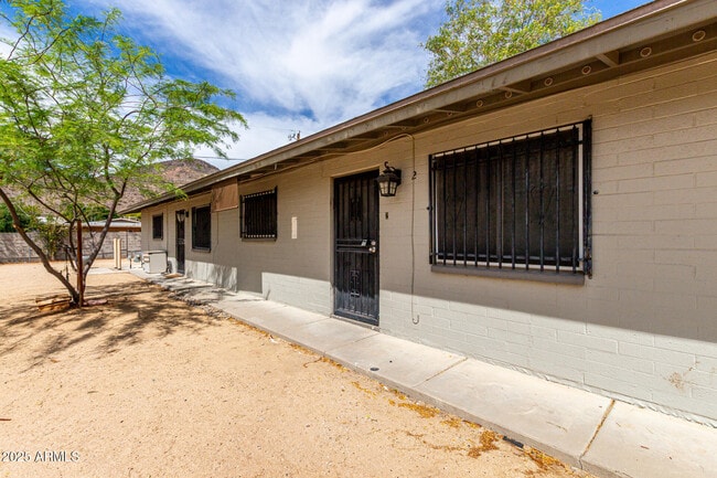 Building Photo - 1402 W Becker Ln