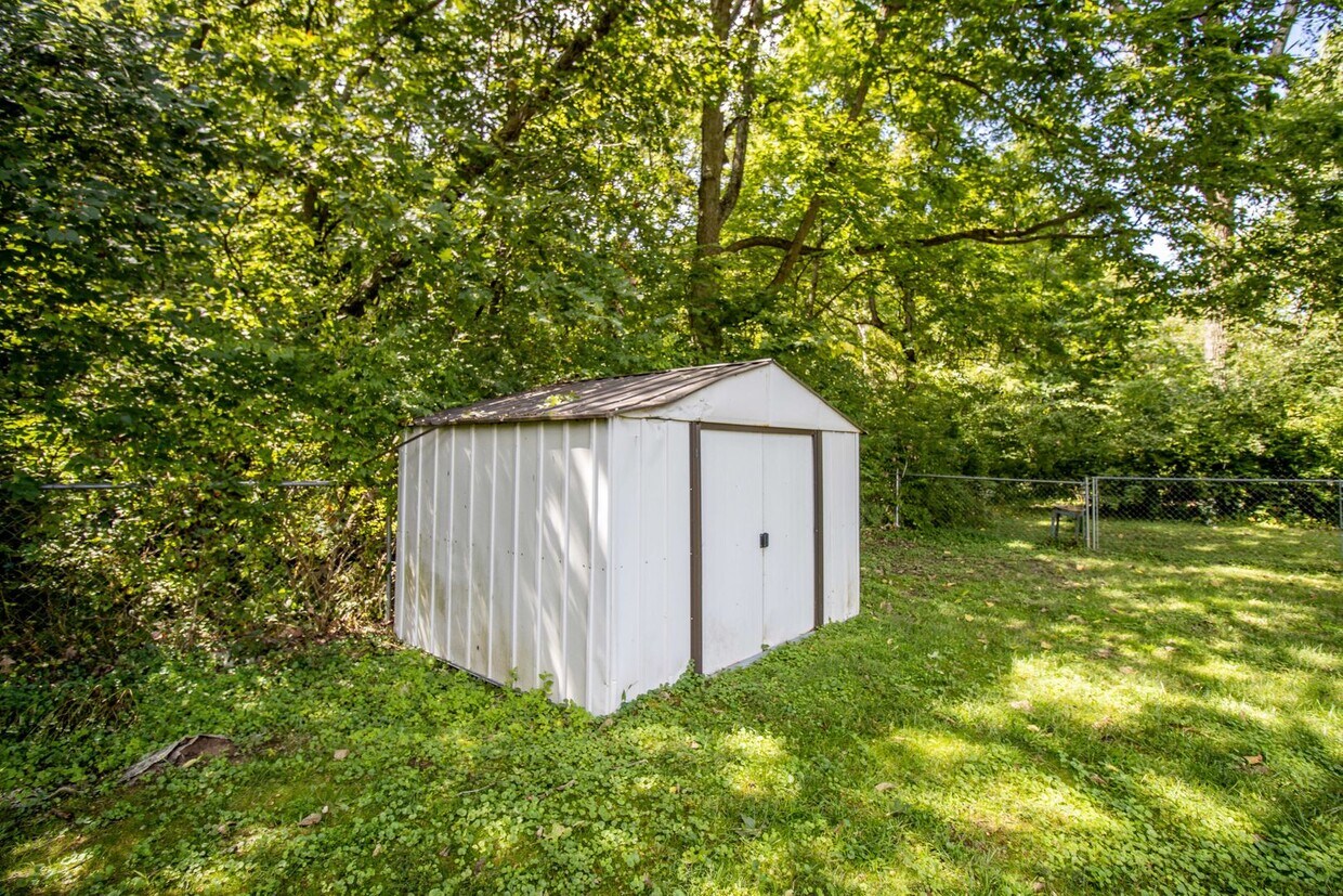 Foto principal - 3 bed, 2 bath Home