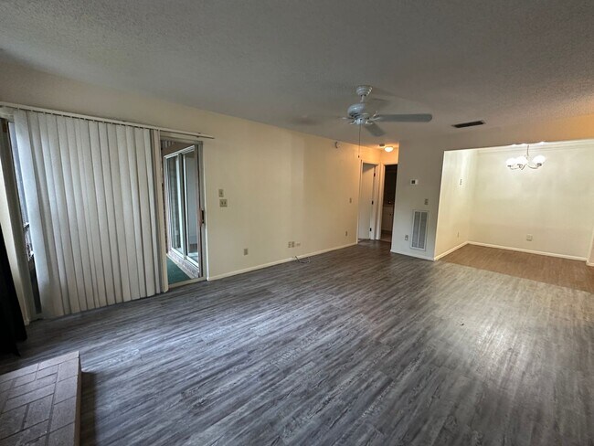 Foto del edificio - Stunning 1 Bedroom Condo in Pet-Friendly A...