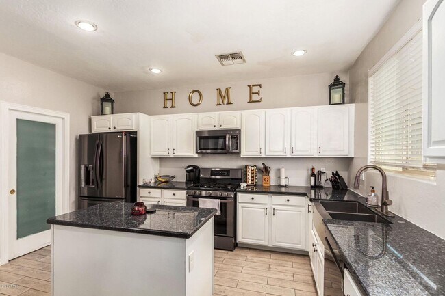 Foto del edificio - 4 bedroom 2.5 bath home with a pool in Lav...