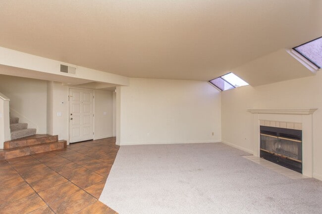 Building Photo - Highly Desirable 3 bedroom / 3 bath Cul-de...