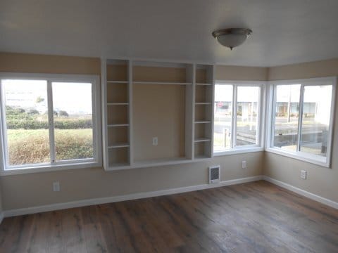 Building Photo - 2 Bedroom Cottage - close to the ocean!