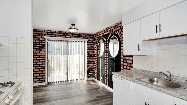 Building Photo - 847 White Oak Ln