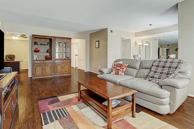 Foto del edificio - 355 N Post Oak Ln
