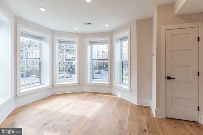 Foto del edificio - 3001 11th St NW
