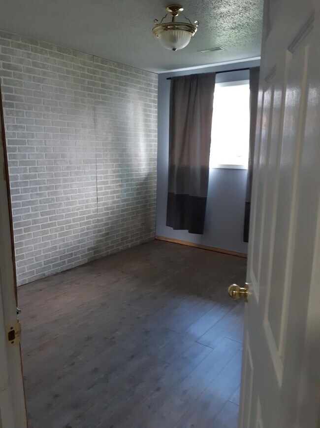 Photo du bâtiment - 2 Bed 1 Bath Unit in Red Deer, AB