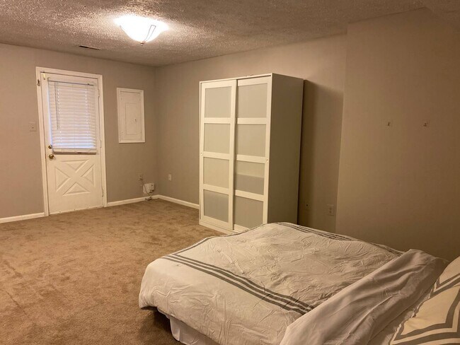 Foto del edificio - 5819 Waterdale Ct