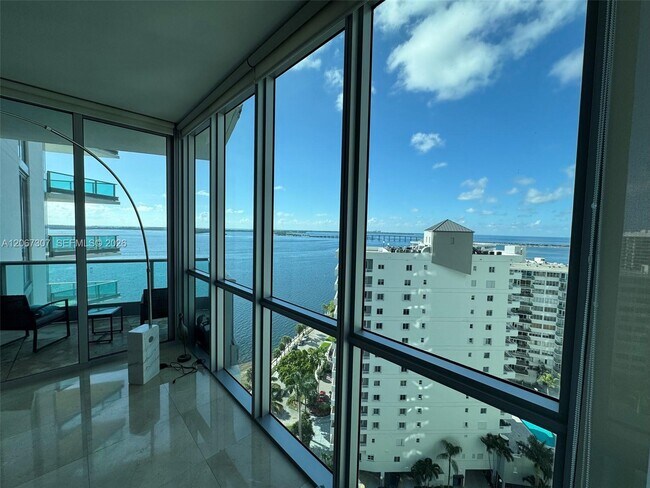 Foto del edificio - 1331 Brickell Bay Dr