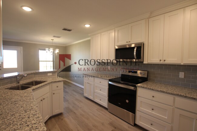 Foto del edificio - Beautiful 3 Bedroom 2 Bathroom Townhouse in South Tyler! 1/2 OFF FIRST FULL MONTHS RENT!
