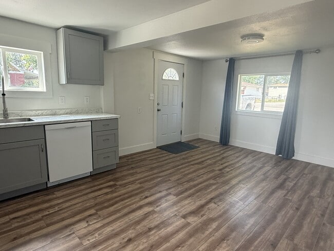 Building Photo - 1303 Lake Elmo Dr