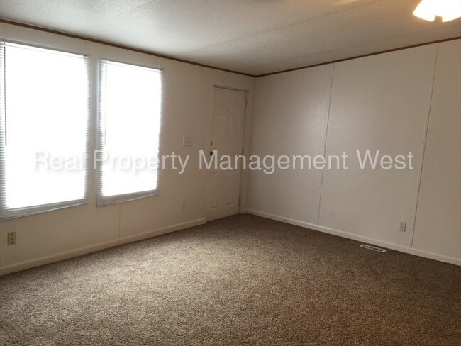 Building Photo - 2848 S Spencer Ave