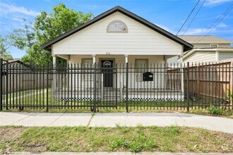 Building Photo - 916 E 35th St