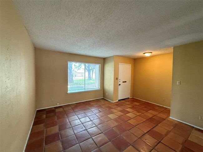 Foto del edificio - 9611 Blue Creek Ln