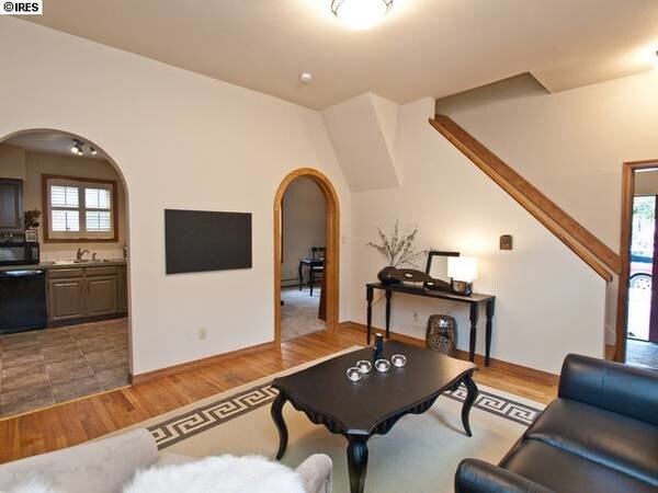 Pic más grandes de la sala de estar - 420 Pearl St