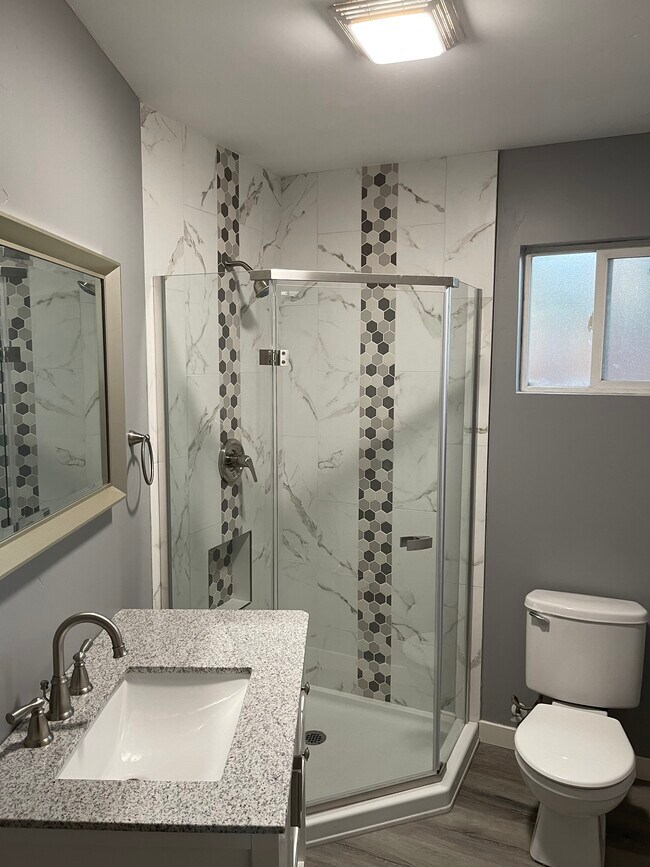 Baño, estante de almacenamiento debajo del lavabo - 3747 Edison Ave