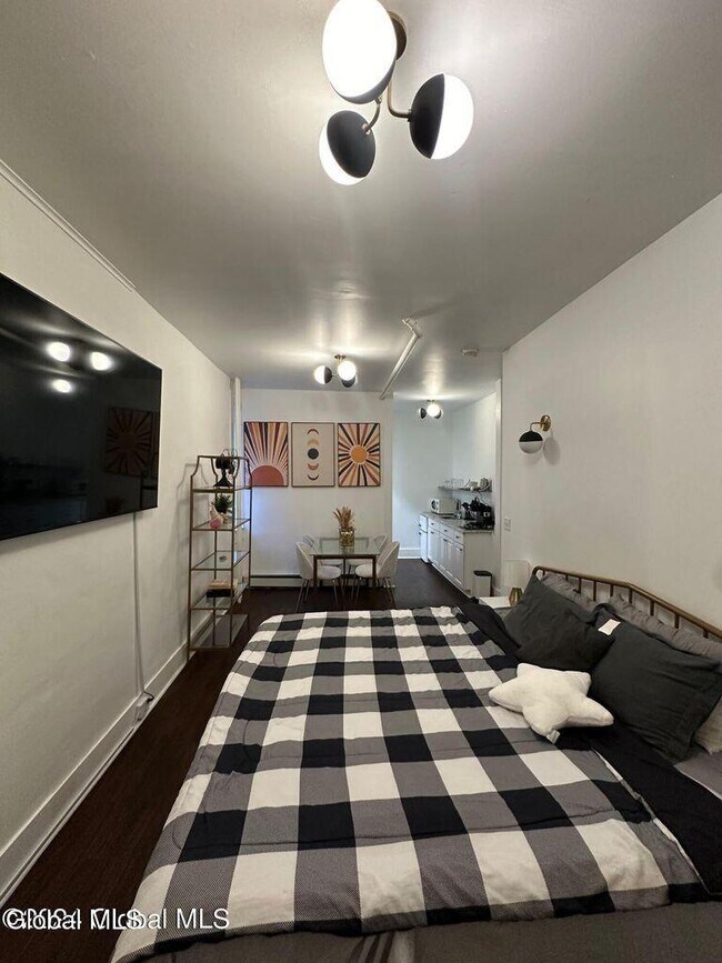 Building Photo - 51 Elm St