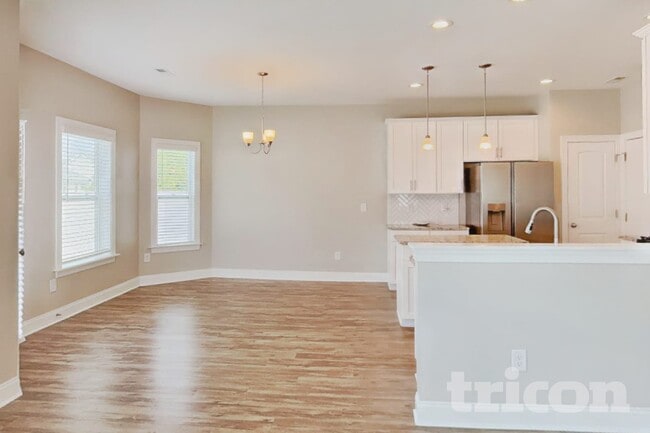 Building Photo - 834 Lakemont Dr