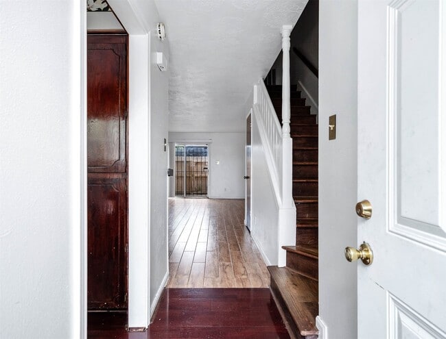 Foto del edificio - 1609 Mapleton Dr