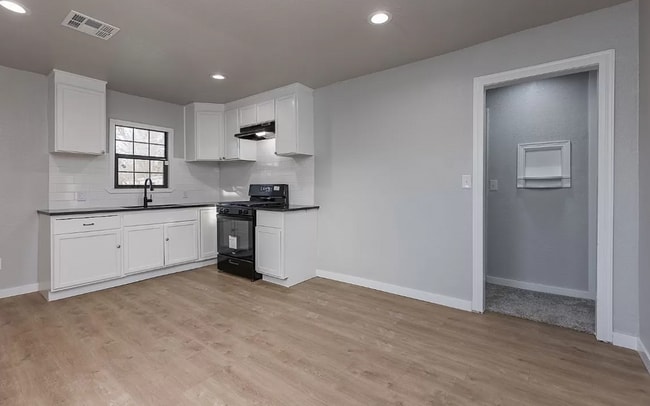 Building Photo - Newly Remodeled 3 Bed next to OU Medical!