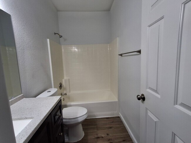 Building Photo - Free November Rent! Beautiful Home in John...