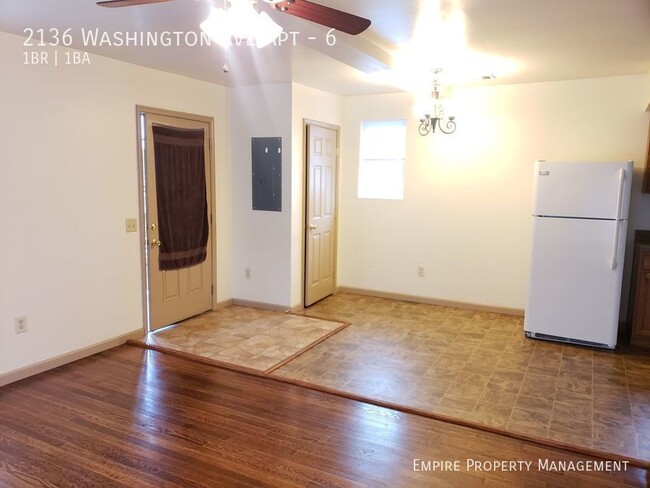 Building Photo - 2nd Floor: 1 Bedroom/ 1 Bathroom Apartment...