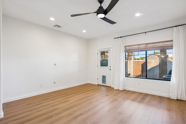 Foto del edificio - 525 N Miller Rd