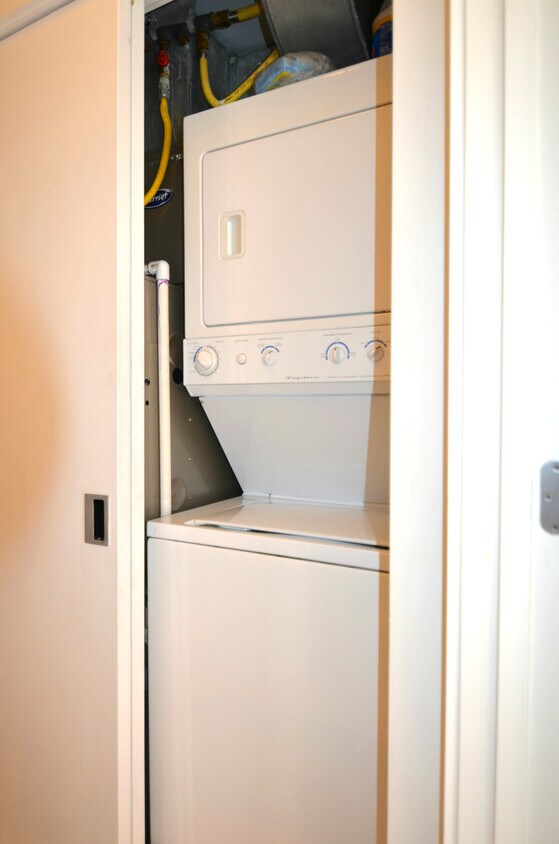 in-unit washer/dryer - 442 M St NW #2