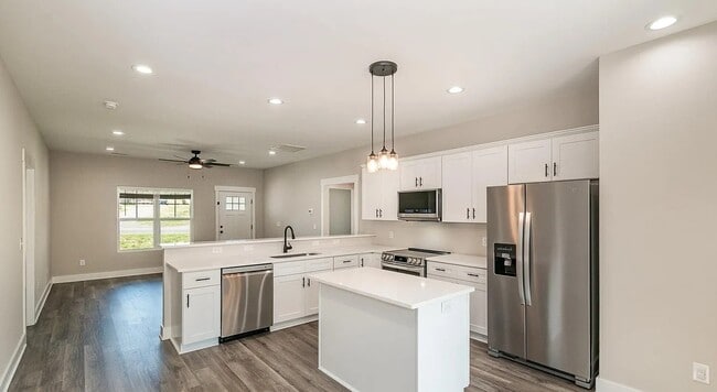 Building Photo - 623 Skyland Dr