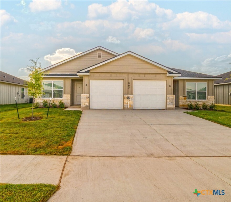 Foto principal - 907 Switchgrass Dr