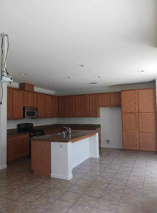 Building Photo - 2435 Hanson Dr