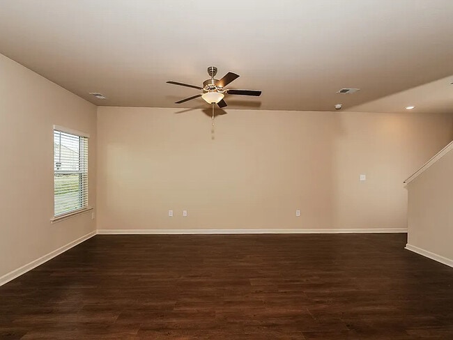 Building Photo - 535 Clover Cir