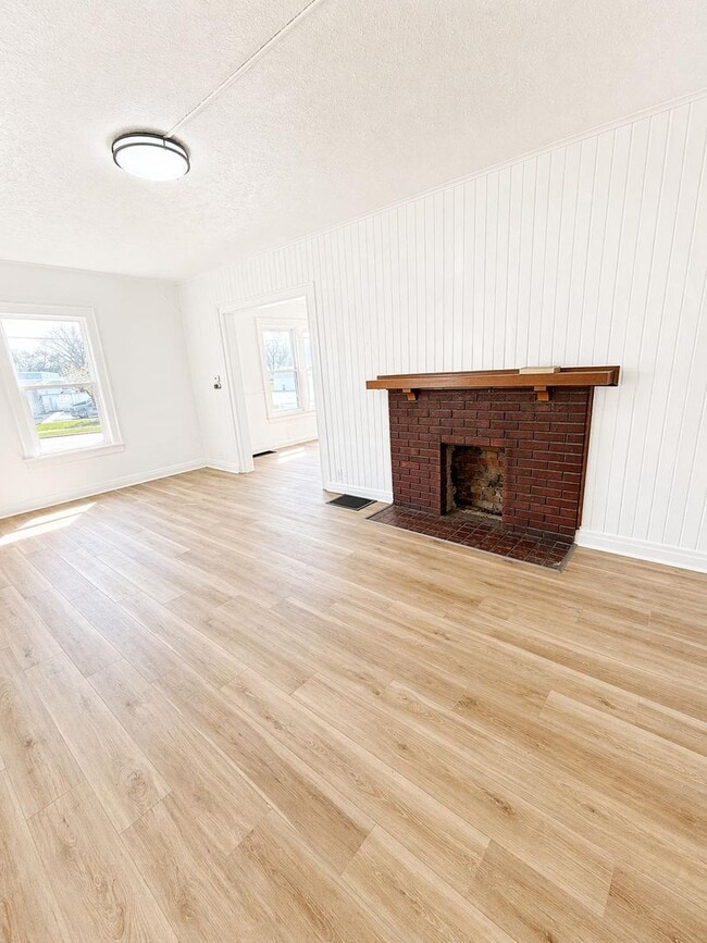 Foto del edificio - Lima Home – 3-Car Garage & Functional Layout