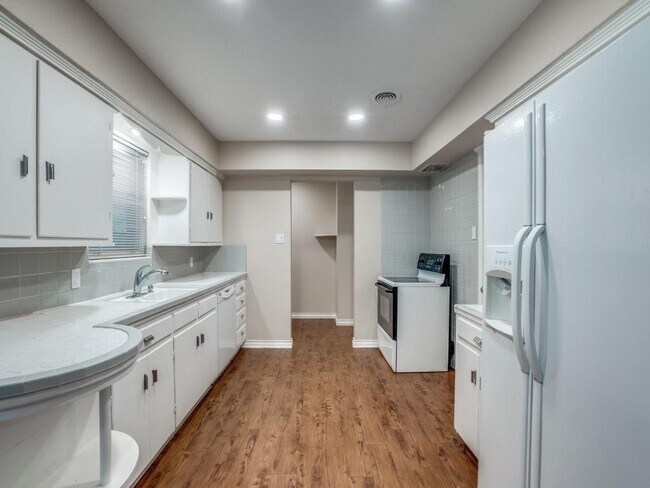 Foto del edificio - 2742 W Jefferson Blvd