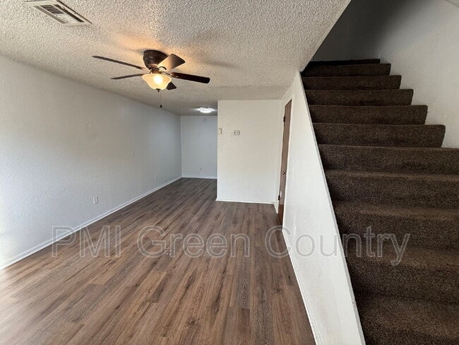 Building Photo - 404 E Redwood St