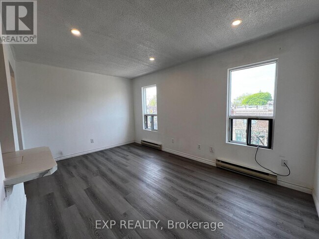 Building Photo - 102-102 Greensides Ave
