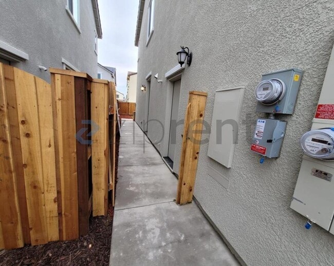 Building Photo - Unit 2