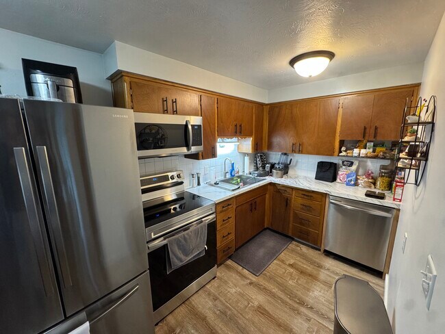 Building Photo - 1337 NW Hall Dr
