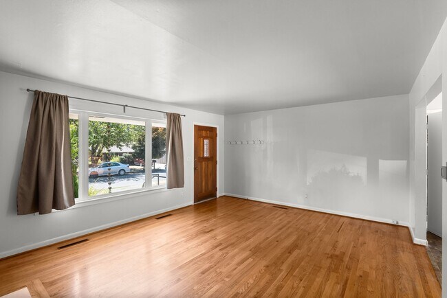 Foto del edificio - Charming 3-Bedroom Bungalow on Large Fenced Lot