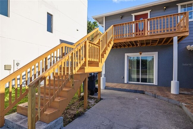 Building Photo - 113 W Gladys St