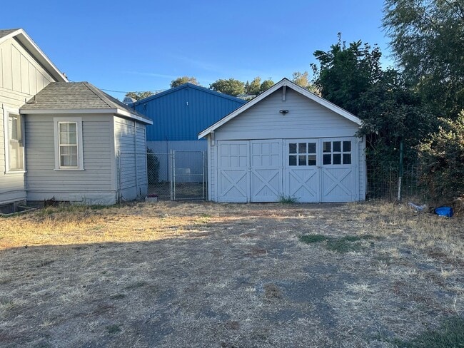 Building Photo - 3 bedroom home on double lot close to park