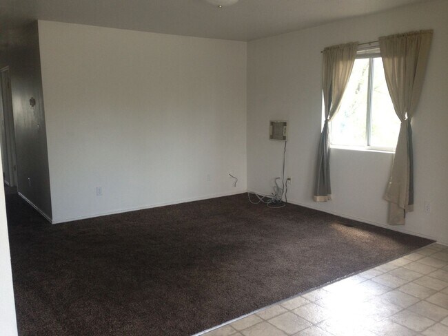 Foto del edificio - Ground Level Apartment