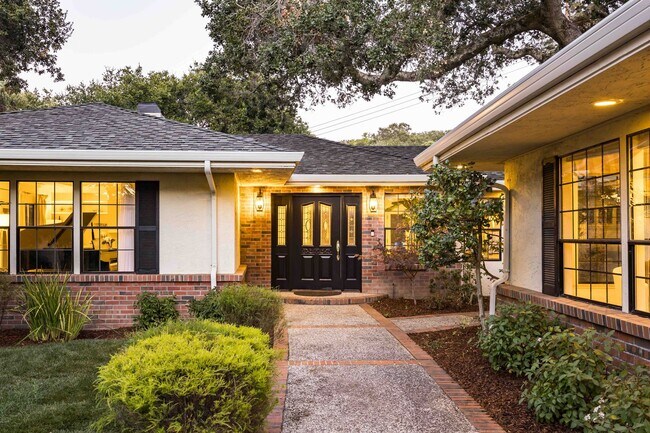 Foto del edificio - Luxurious 4-Bedroom Atherton Retreat: Over...