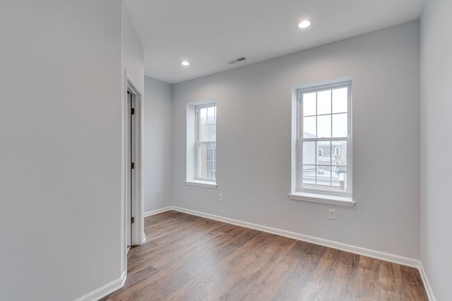 Building Photo - Newly Renovated Temple Apartment