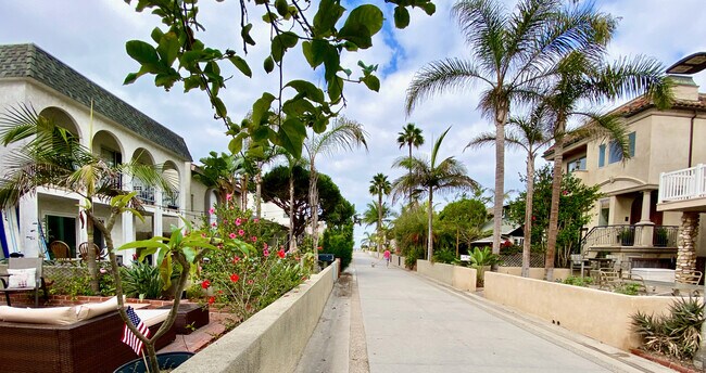 Walk street, steps to beach, with no streets to cross - 82 16th St