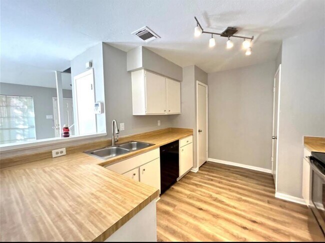 Foto del edificio - 2211 S Kirkwood Rd